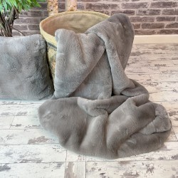 Jeté en fausse fourrure taupe Richmond | Grande couverture en fausse fourrure | Couvre-lit taupe