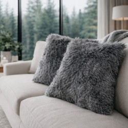 Housse de coussin en fausse fourrure gris moyen à motif blaireau | Coussins et oreillers en fourrure grise