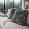 Housse de coussin en fausse fourrure gris moyen à motif blaireau | Coussins et oreillers en fourrure grise