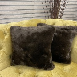 Housses de coussin en fausse fourrure de bison brun foncé riche | Coussins en fourrure brune