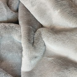 Coussin en fausse fourrure Richmond Taupe | Oreiller en fourrure taupe | Housse gris clair