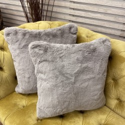 Coussin en fausse fourrure Richmond Taupe | Oreiller en fourrure taupe | Housse gris clair