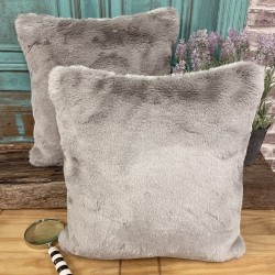 Coussin en fausse fourrure Richmond Taupe | Oreiller en fourrure taupe | Housse gris clair