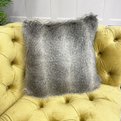 Coussin en fausse fourrure à rayures opossum | Coussin en fourrure grise | Coussin en fourrure rayée
