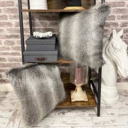 Coussin en fausse fourrure à rayures opossum | Coussin en fourrure grise | Coussin en fourrure rayée