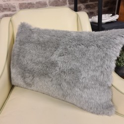 Coussins rectangulaires en fausse fourrure gris cendré | Coussins rectangulaires en fausse fourrure grise