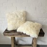 Deux coussins en véritable peau de mouton ivoire 40 cm