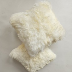 Deux coussins en véritable peau de mouton ivoire 40 cm