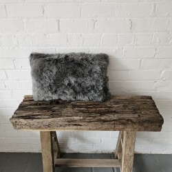 Deux coussins rectangulaires en véritable peau de mouton grise 30x50cm