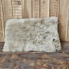 Paire de coussins rectangulaires en véritable peau de mouton couleur huître 30x50cm