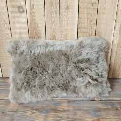 Paire de coussins rectangulaires en véritable peau de mouton taupe 30x50cm