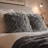 Deux grands coussins en véritable peau de mouton grise de 50 cm