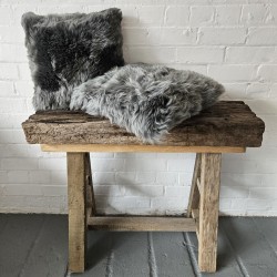 Twee Grote Grijze Echte Schapenvacht Kussens 50cm