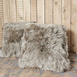 Paire de coussins décoratifs en véritable peau de mouton taupe, 50 cm