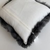 Deux grands coussins en véritable peau de mouton grise de 50 cm
