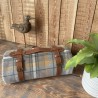 Couverture de voyage rembourrée portable avec poignée de transport, motif tartan gris